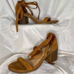 HONEY BROWN TIE UP HEEL 🍯